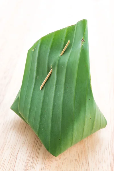 Embalaje de hojas de plátano arroz pegajoso — Foto de Stock