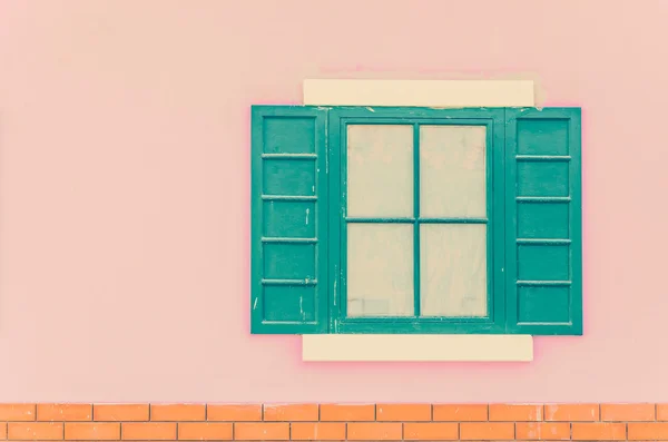Okno na ścianie kolor — Zdjęcie stockowe