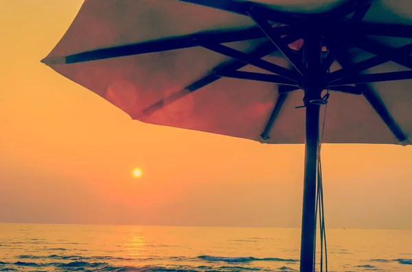 Praia de piscina de silhueta e horários de pôr do sol de palmeira — Fotografia de Stock