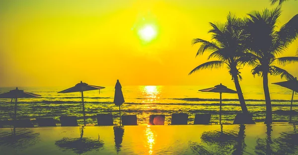 Siluet havuz plaj ve palmiye ağacı günbatımı kez — Stok fotoğraf