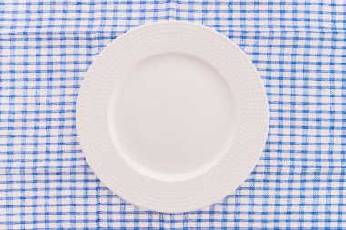 Masa örtüsü üzerinde beyaz kahve fincanı