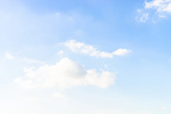 Nube en el cielo azul — Foto de Stock