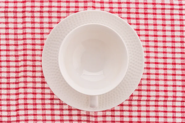 Masa örtüsü üzerinde beyaz kahve fincanı — Stok fotoğraf