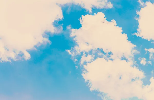 Wolken am blauen Himmel — Stockfoto