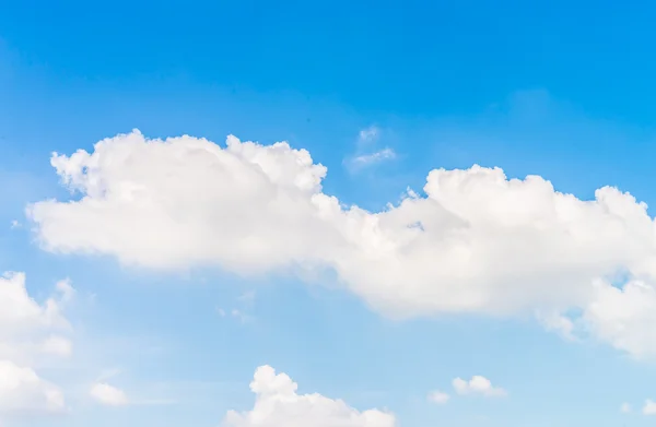 เมฆท้องฟ้าสีฟ้า — ภาพถ่ายสต็อก