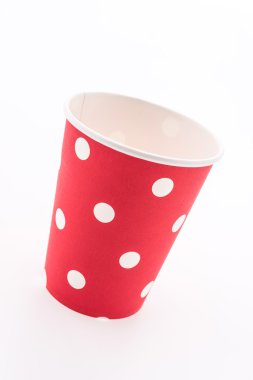 Kırmızı puantiyeli kağıt bardak