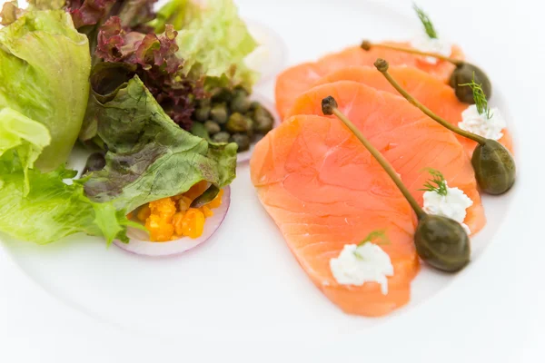 Smoked salmon salad — Stock Photo, Image