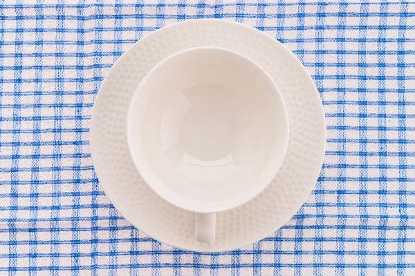 Masa örtüsü üzerinde kahve fincanı — Stok fotoğraf