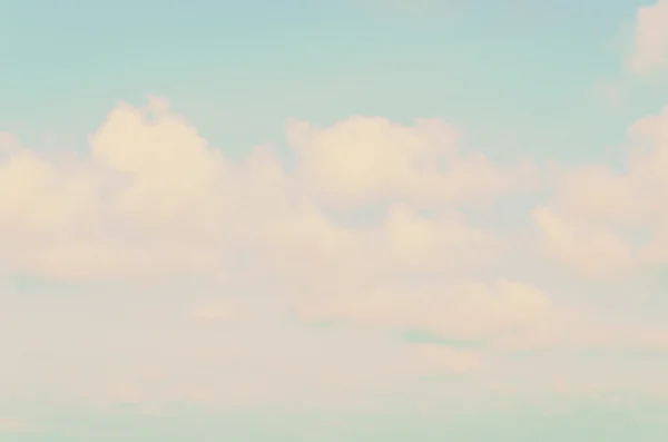 Тучи над голубым небом — стоковое фото