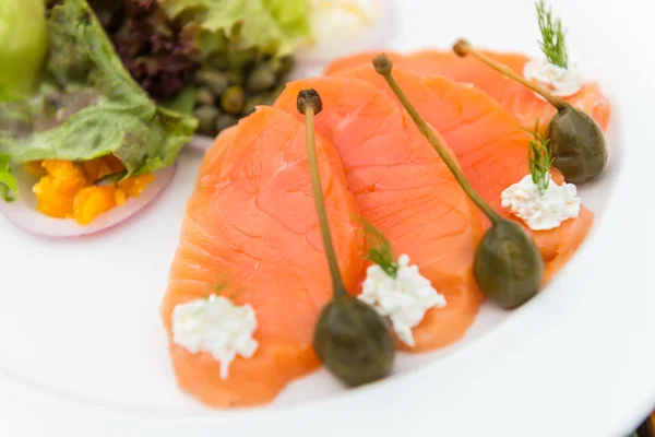 Räucherlachs-Salat — Stockfoto