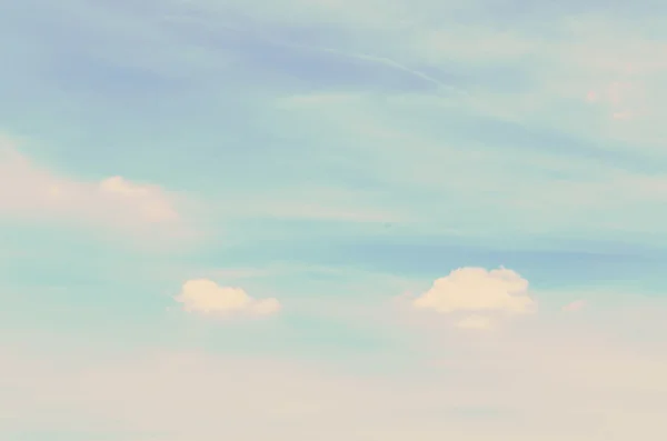 Nubes sobre el cielo azul —  Fotos de Stock