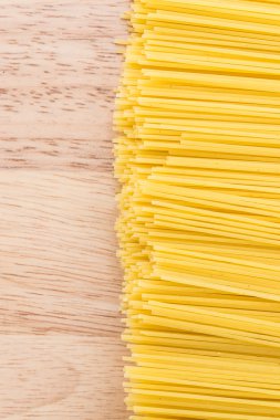 Ahşap zemin üzerinde makarna