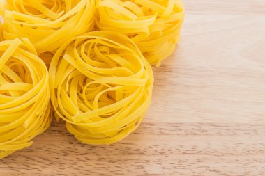 Ahşap zemin üzerinde makarna