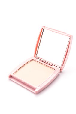 Beyaz arka plan üzerinde izole toz yüz kozmetik