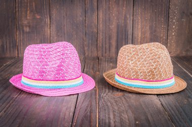 Ahşap arka plan üzerinde plaj şapka