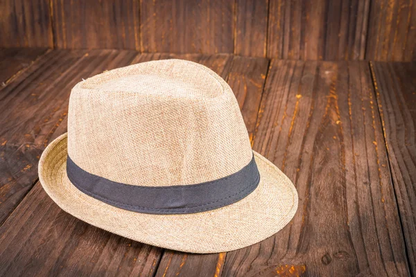 Пляжная шляпа на деревянном фоне — стоковое фото