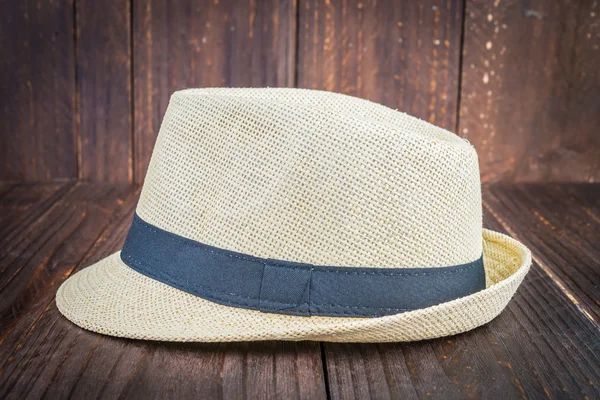 Пляжная шляпа на деревянном фоне — стоковое фото