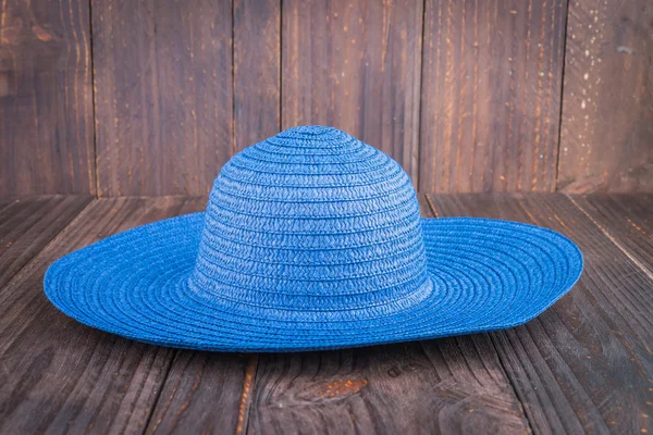 Beach hat on wooden background — Stock Photo, Image