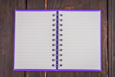 Ahşap zemin üzerine not defteri