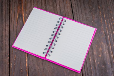 Ahşap zemin üzerine not defteri