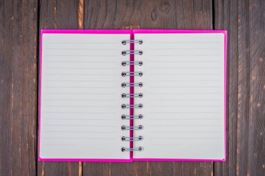 Ahşap zemin üzerine not defteri