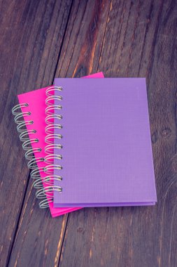 Ahşap arka plan üzerinde not defterleri