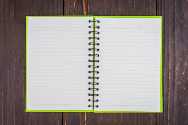 Ahşap zemin üzerine not defteri