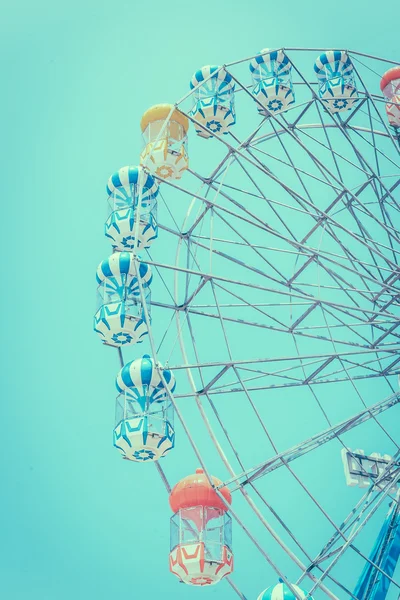 Колесо обозрения над голубым небом — стоковое фото