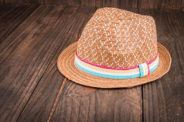 Ahşap arka plan üzerinde plaj şapka