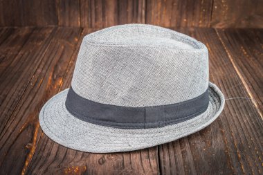 Ahşap arka plan üzerinde plaj şapka