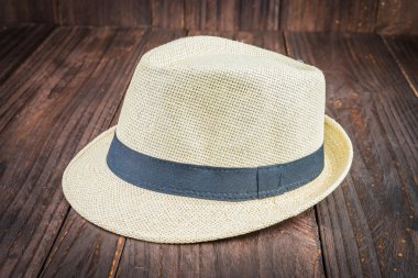 Ahşap arka plan üzerinde plaj şapka