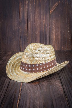 Ahşap arka plan üzerinde plaj şapka