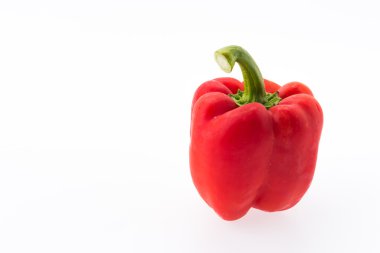 Kırmızı biberler beyaz arkaplanda izole