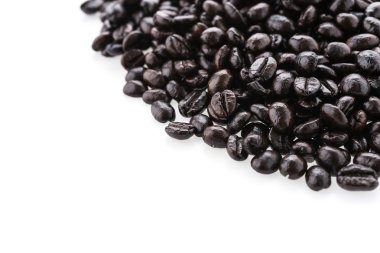 Beyaz arka planda izole kahve çekirdekleri