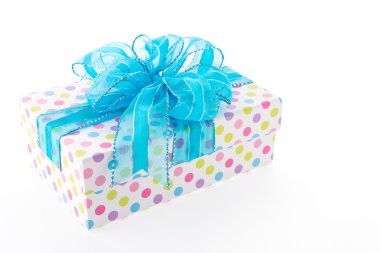 hediye kutusu beyaz arkaplanda izole edildi