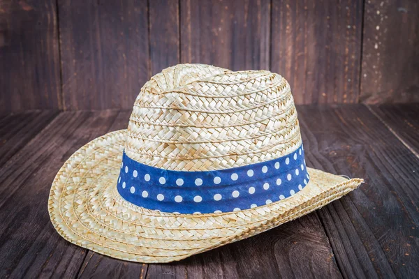 Sombrero de playa sobre fondo de madera —  Fotos de Stock