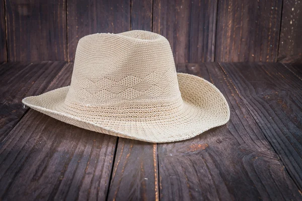 Cappello da spiaggia su sfondo legno — Foto Stock