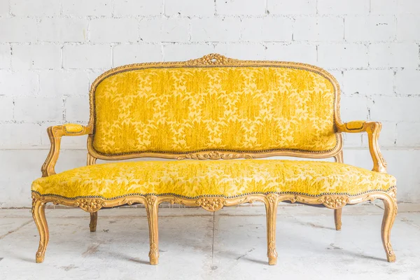 Żółty sofa starodawny — Zdjęcie stockowe