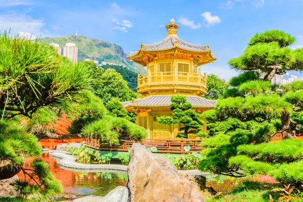 Gold Chinese pavilion at the park of Hong Kong — Stock Photo, Image