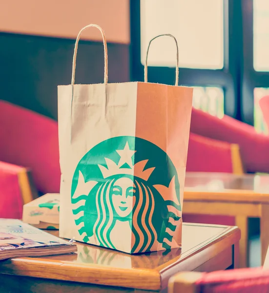 Бумажный пакет Starbuck на деревянном столе — стоковое фото