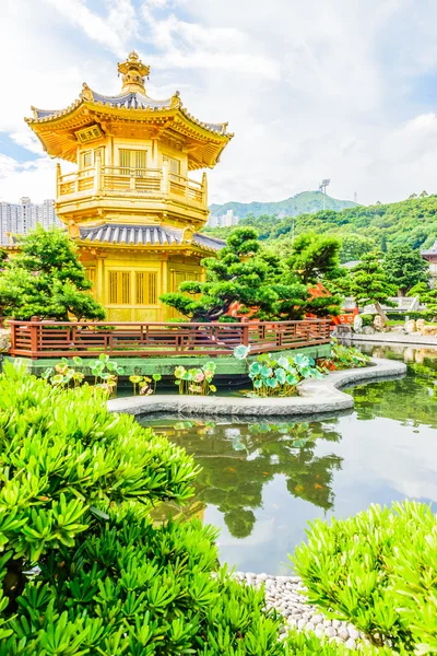 Padiglione cinese d'oro al parco di Hong Kong — Foto Stock