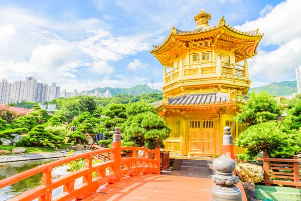 Padiglione cinese d'oro al parco di Hong Kong — Foto Stock