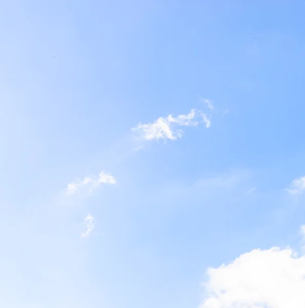 Nuvem no céu azul — Fotografia de Stock