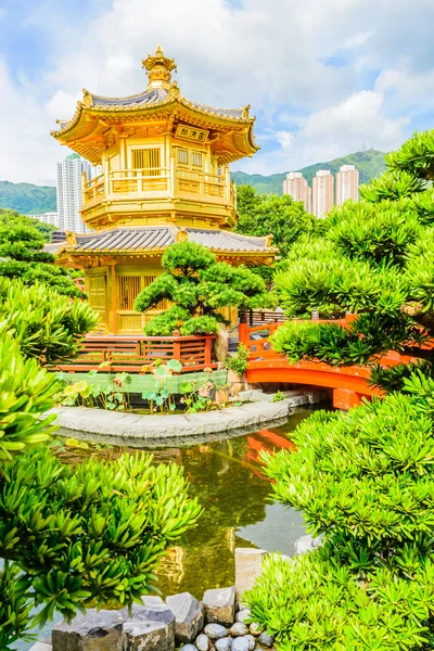 Pavilhão chinês de ouro no parque de Hong Kong — Fotografia de Stock