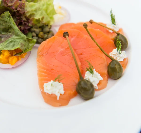 Räucherlachs-Salat — Stockfoto