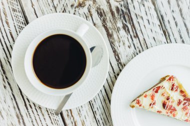 Kızılcık kek ve kahve fincanı