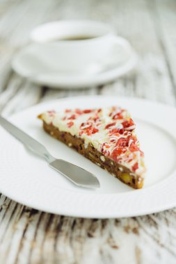 Kızılcık kek ve kahve fincanı