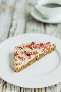 Kızılcık kek ve kahve fincanı