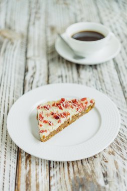 Kızılcık kek ve kahve fincanı