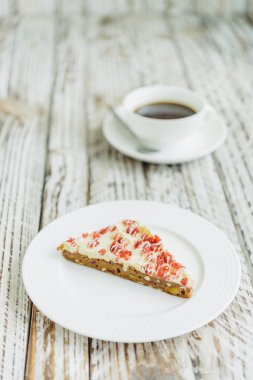 Kızılcık kek ve kahve fincanı